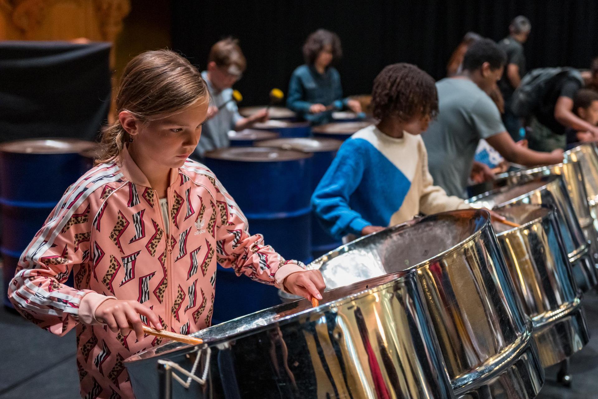 Meisje bespeelt een steeldrum