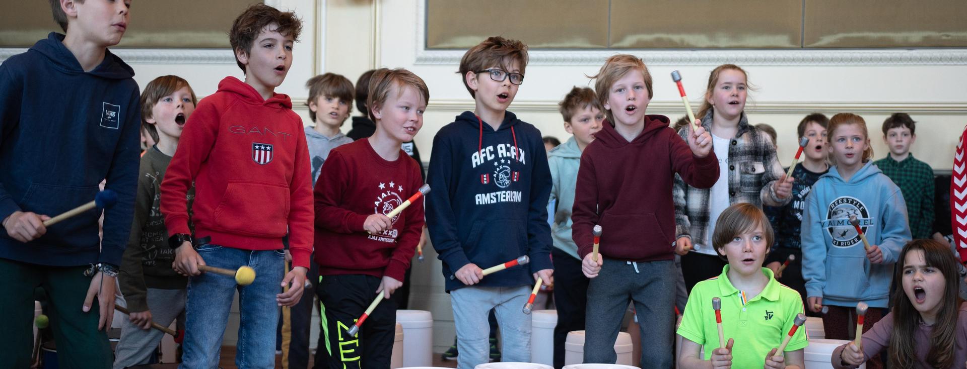 Kinderen krijgen les in slagwerk