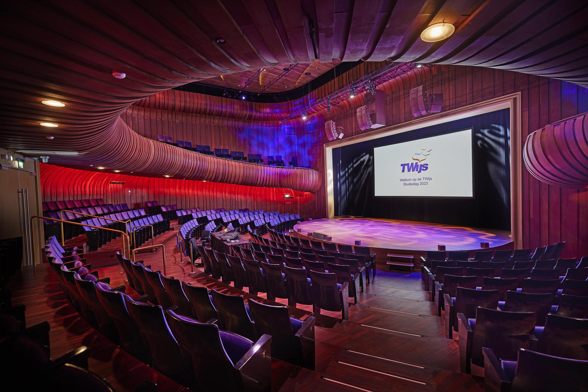 Het podium van de Kleine Zaal op de TWijs studiedag bij PHIL Haarlem