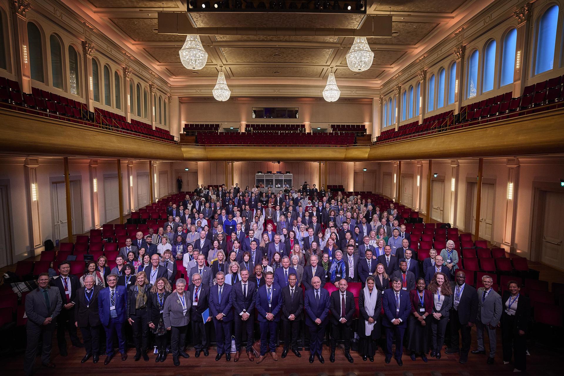 Groepsfoto van de gasten van het ICAO congres in de Grote Zaal van PHIL Haarlem
