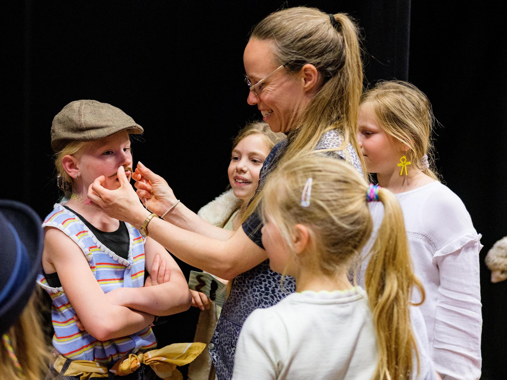 Kind krijgt snor opgeplakt door theaterdocent.