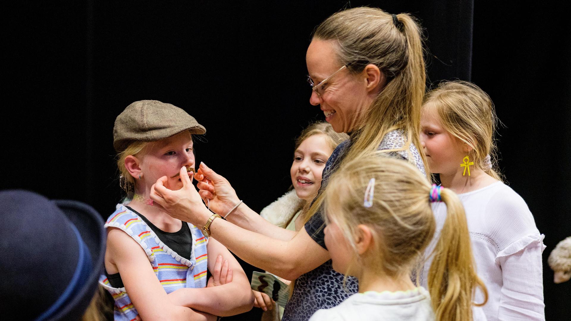 Kind krijgt snor opgeplakt door theaterdocent.